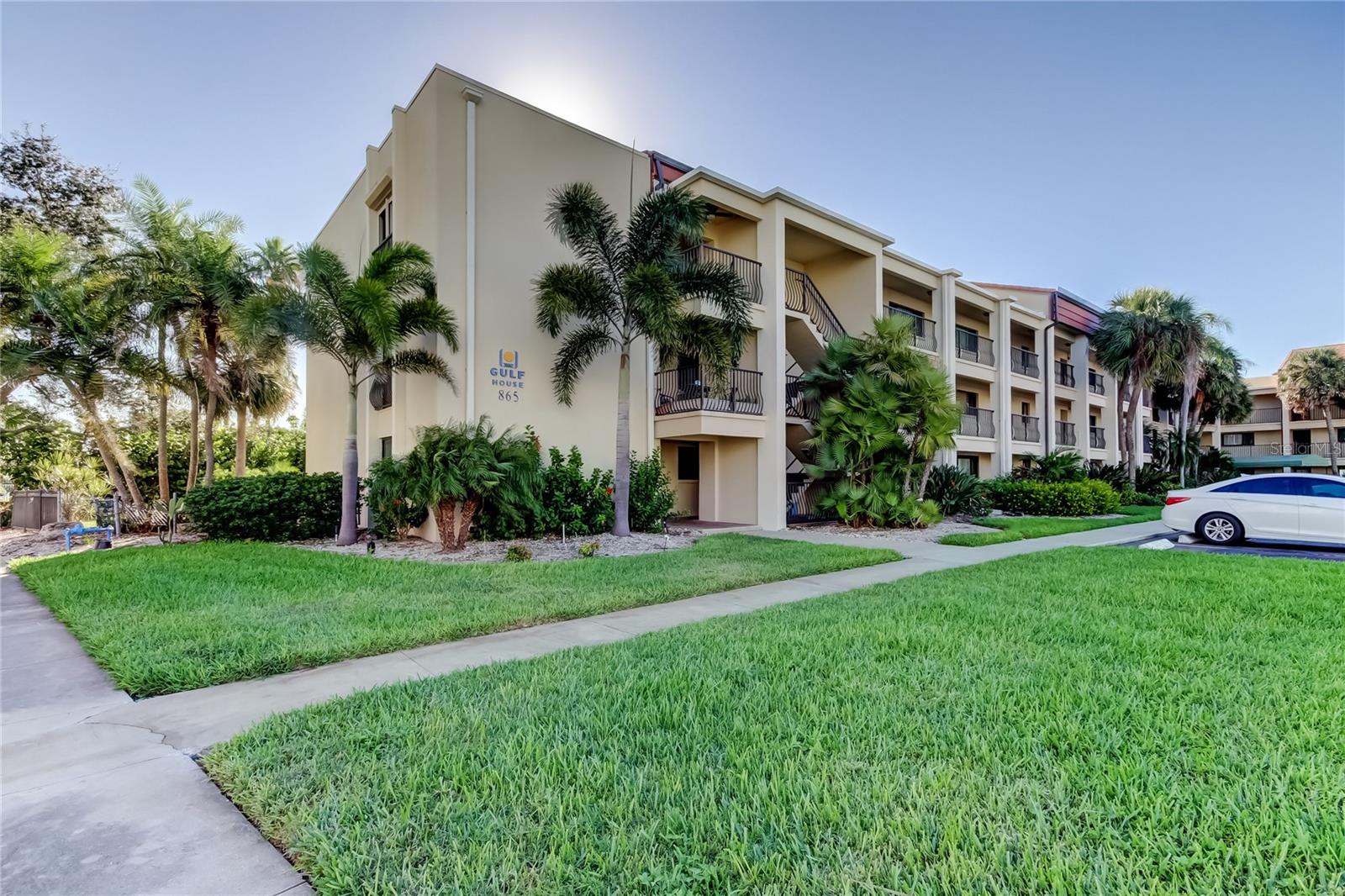Image 3 of 80 For 865 Gulfview Boulevard 312