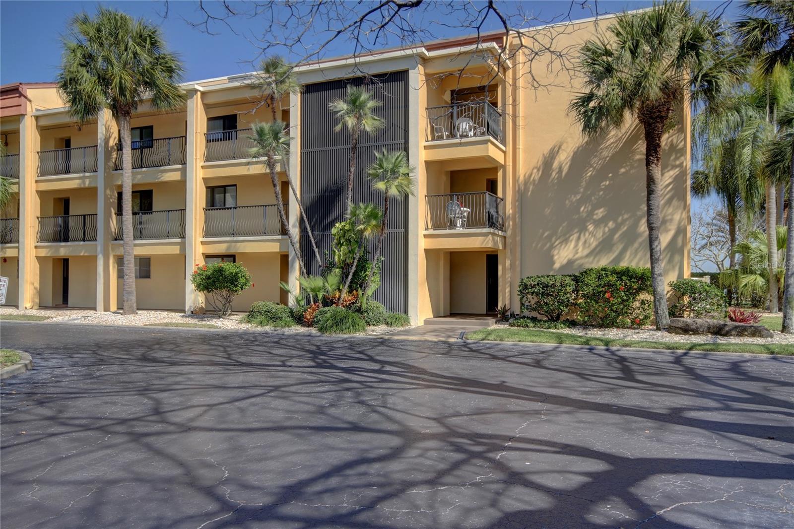 Image 45 of 80 For 865 Gulfview Boulevard 312