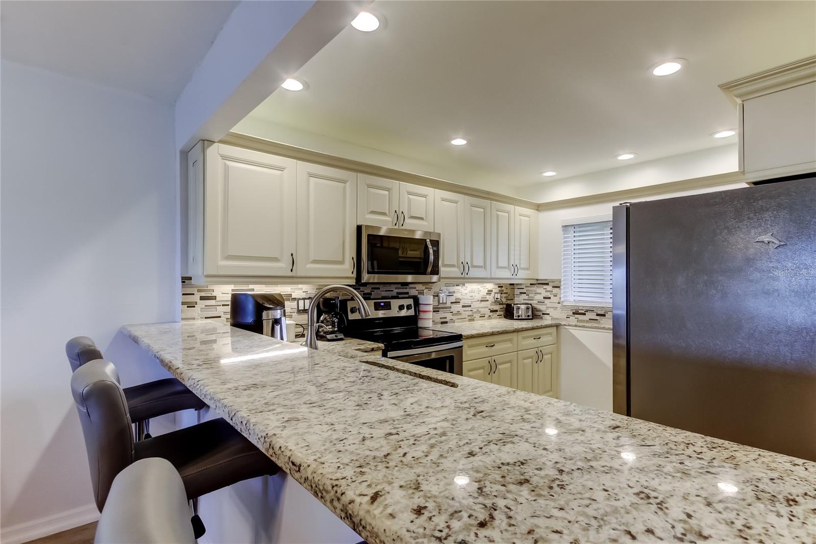 Image 6 of 80 For 865 Gulfview Boulevard 312