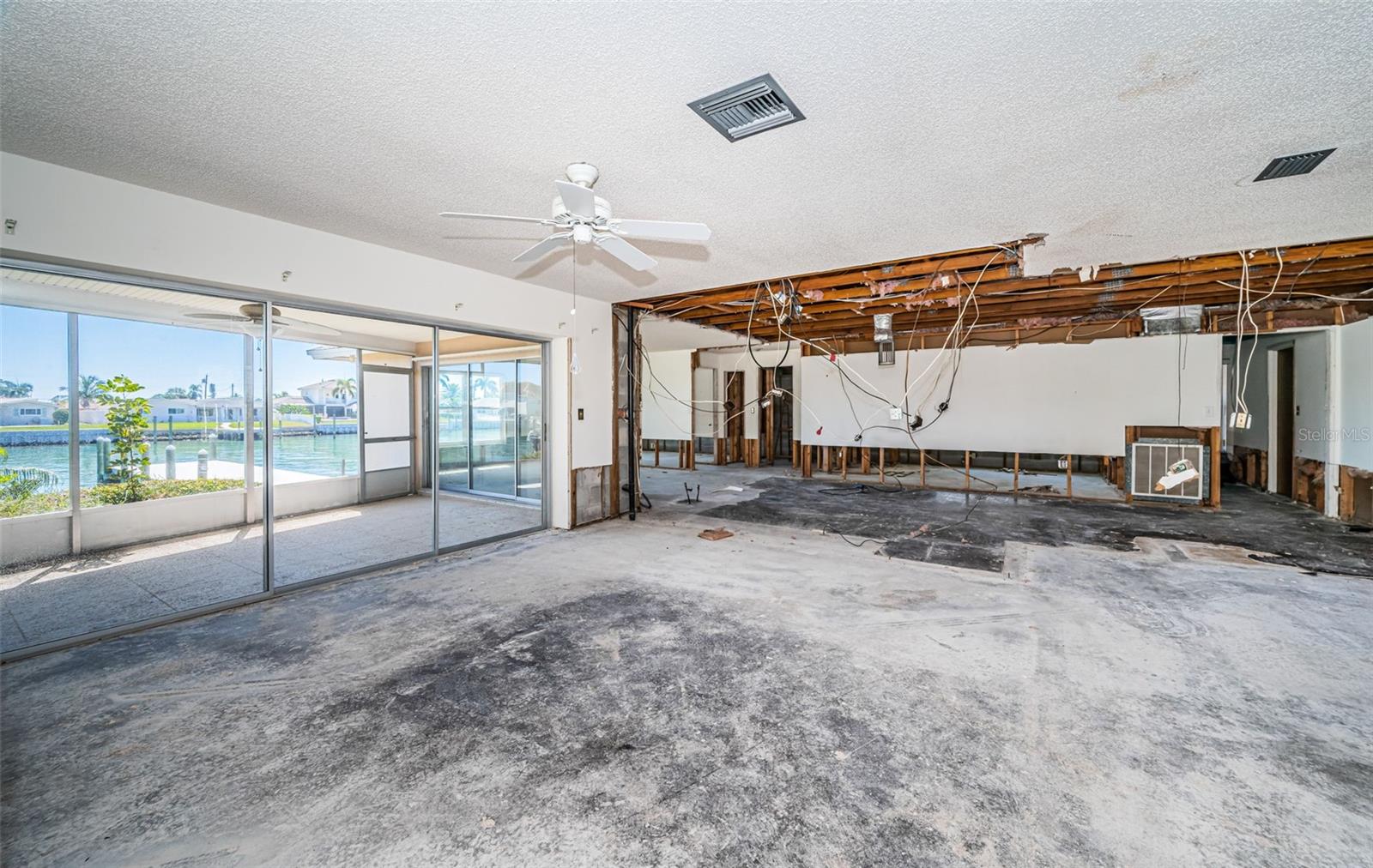 Image 14 of 41 For 755 Capri Boulevard