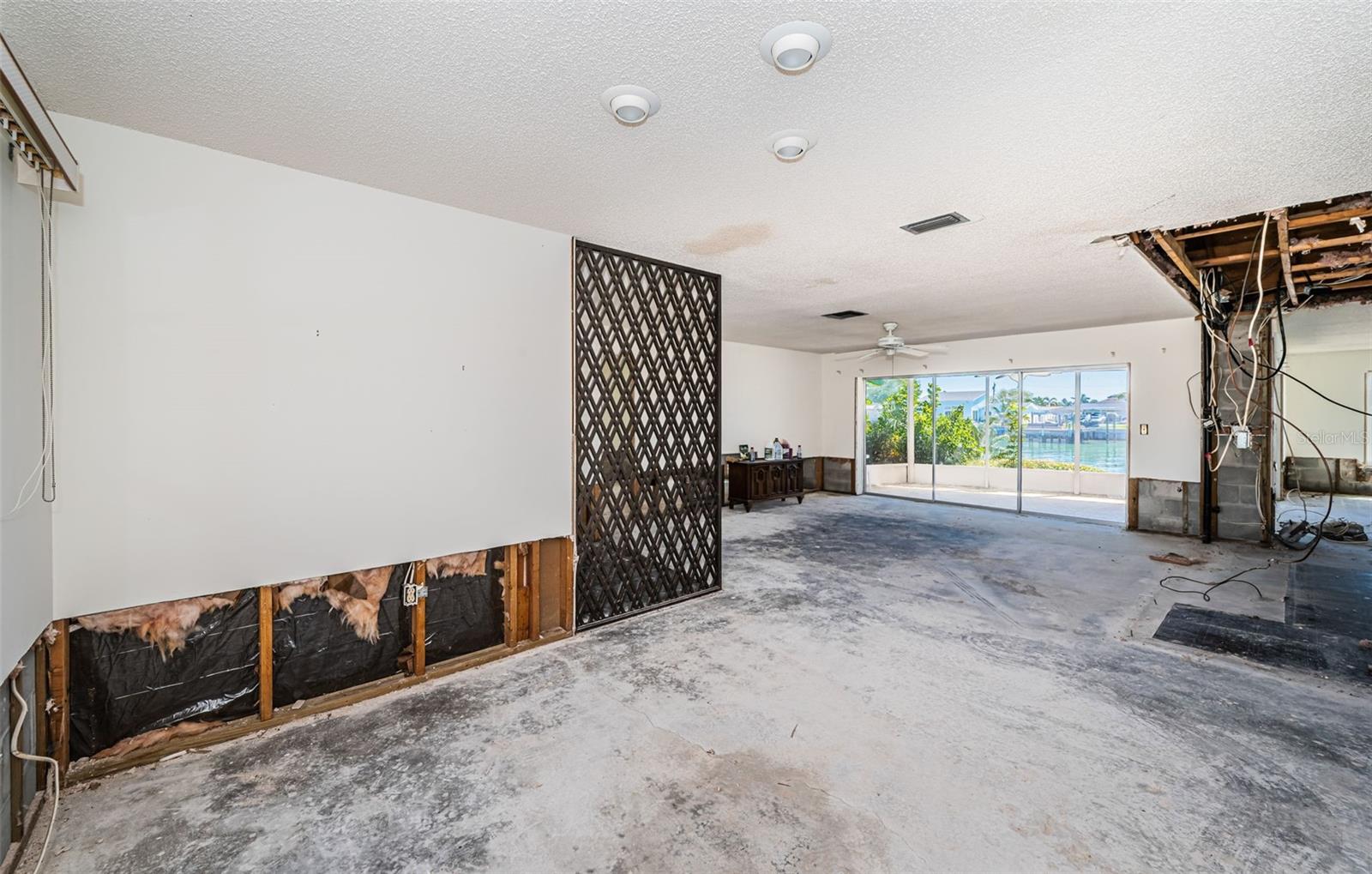 Image 15 of 41 For 755 Capri Boulevard