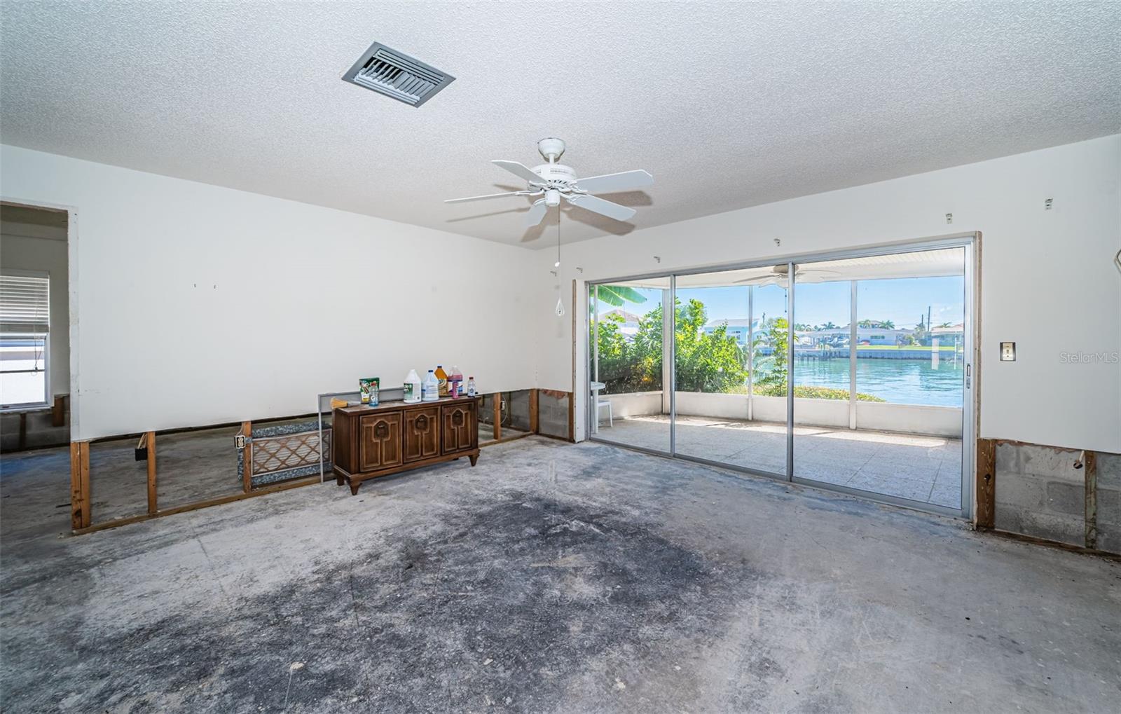 Image 16 of 41 For 755 Capri Boulevard