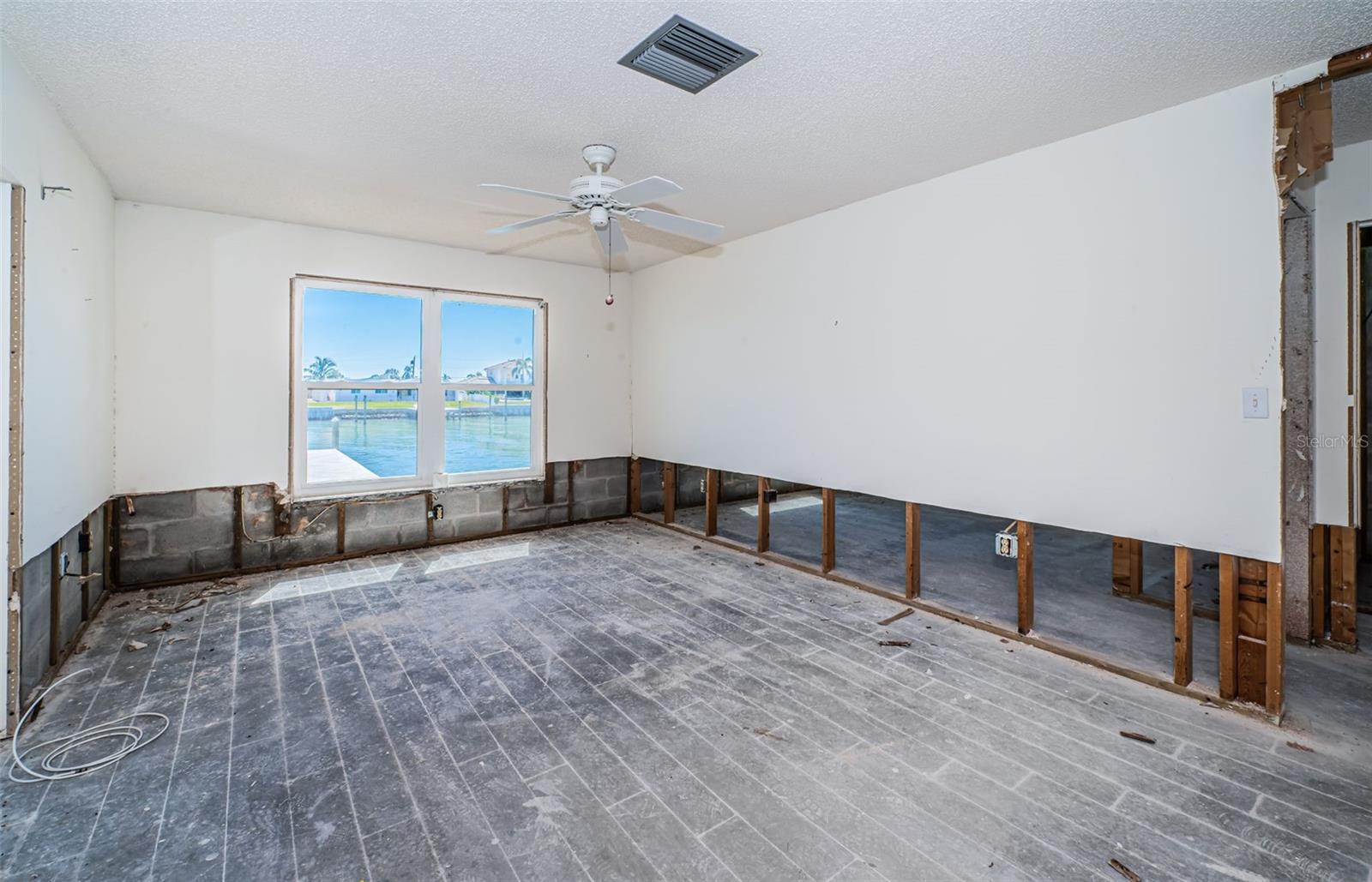 Image 17 of 41 For 755 Capri Boulevard