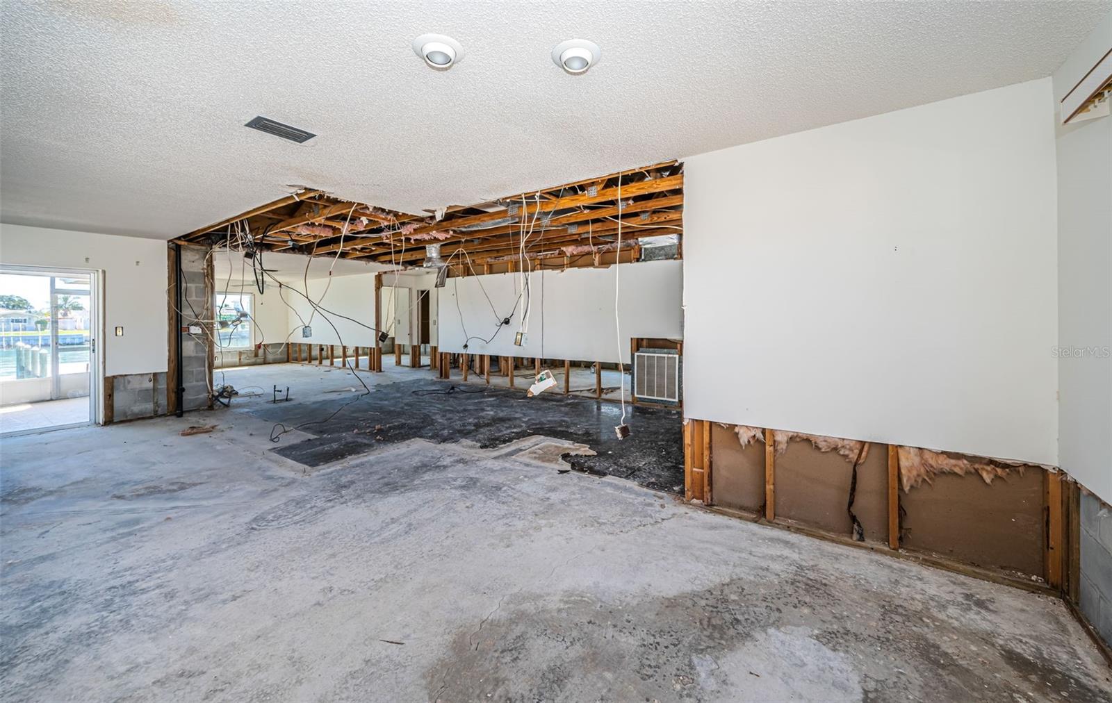 Image 19 of 41 For 755 Capri Boulevard