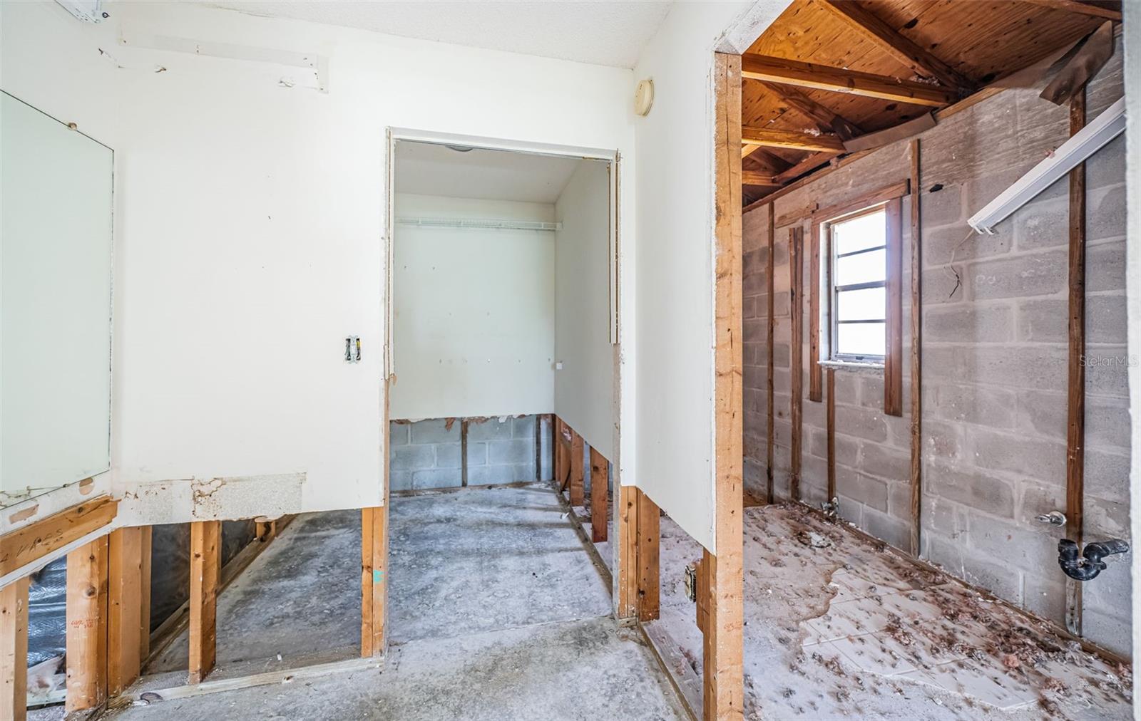Image 22 of 41 For 755 Capri Boulevard