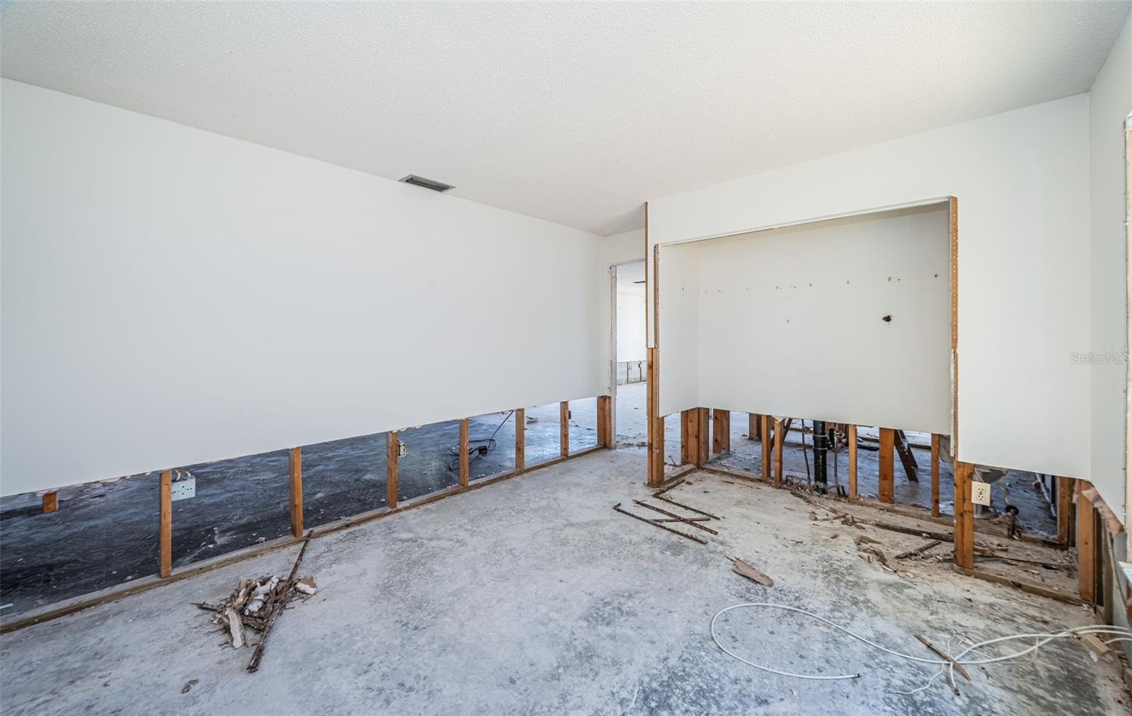 Image 23 of 41 For 755 Capri Boulevard