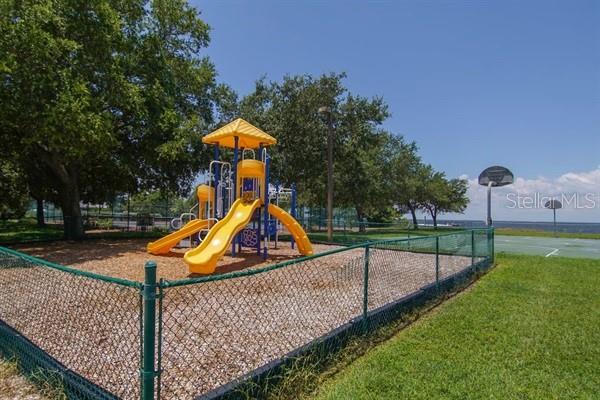 Listing photo id 32 for 611 Destiny Drive 116