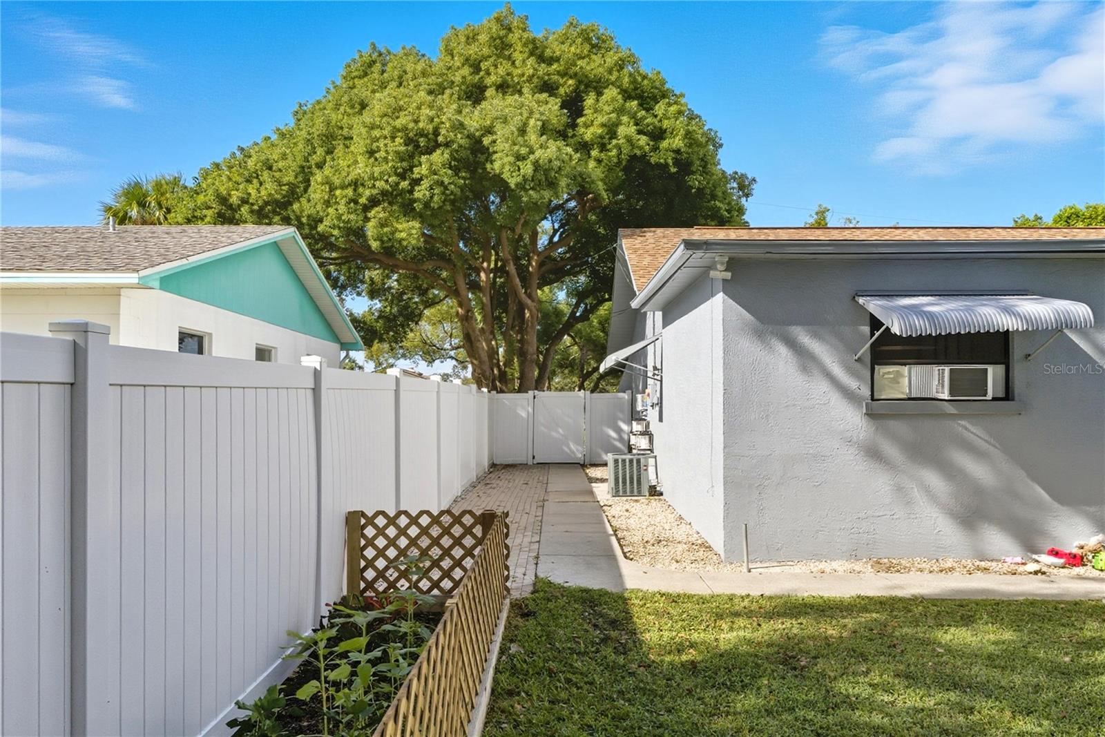 Image 21 of 27 For 16034 Pine Ridge Drive