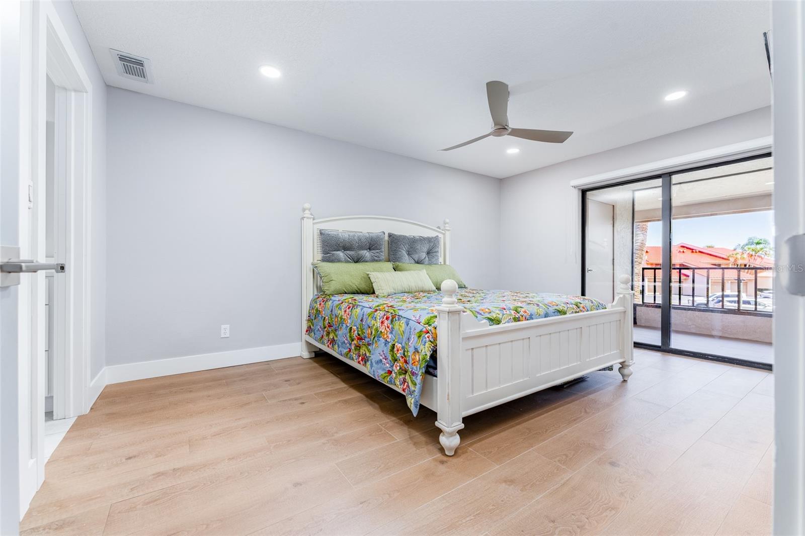 Image 14 of 33 For 4720 Brittany Drive S 139