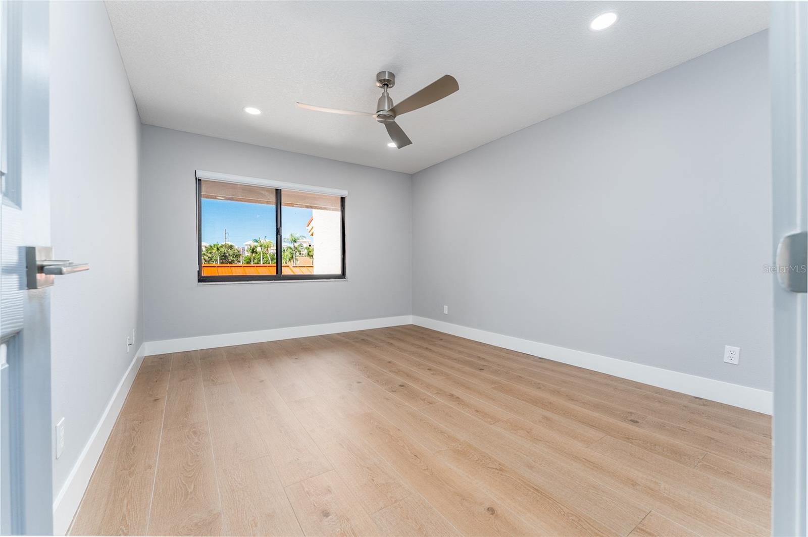 Image 18 of 33 For 4720 Brittany Drive S 139