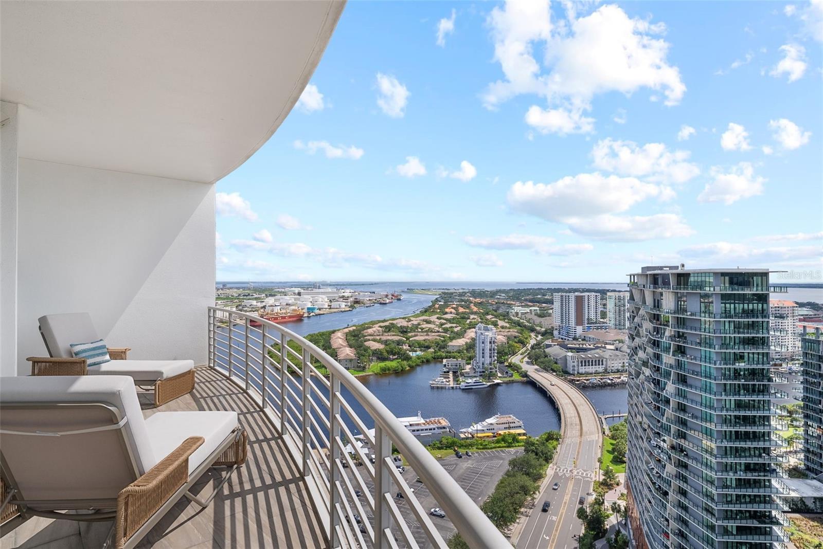 Listing photo id 21 for 449 12th Street 2801