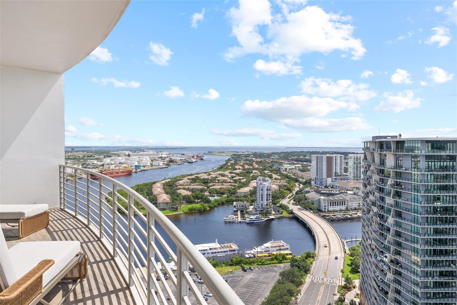 Listing photo id 22 for 449 12th Street 2801