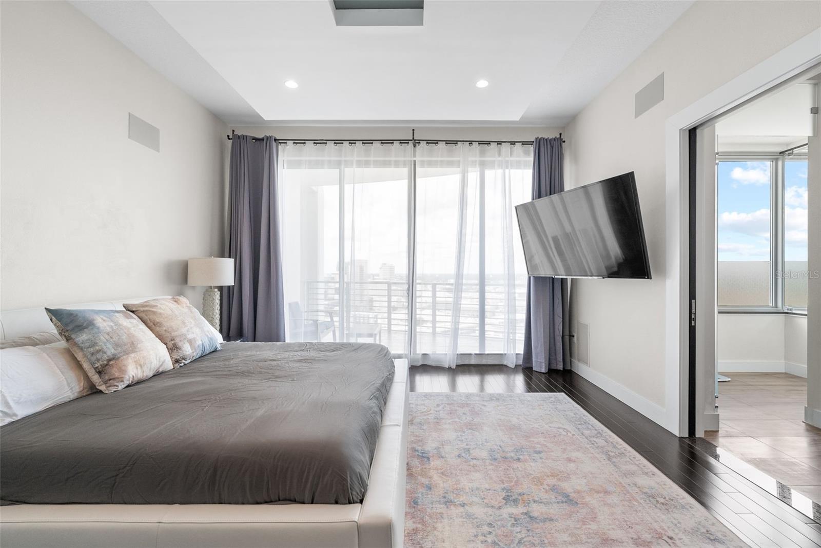 Listing photo id 50 for 449 12th Street 2801