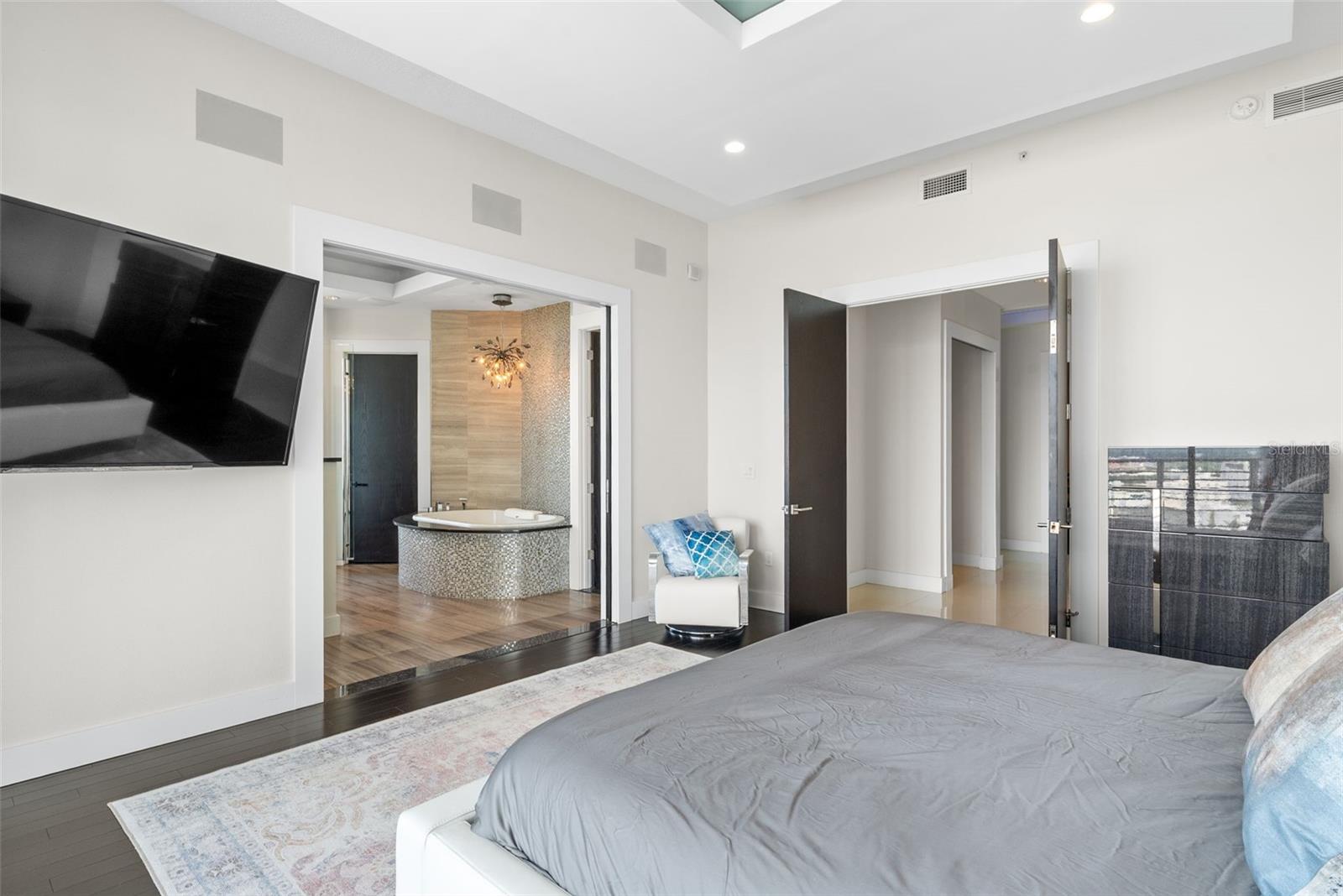 Listing photo id 53 for 449 12th Street 2801