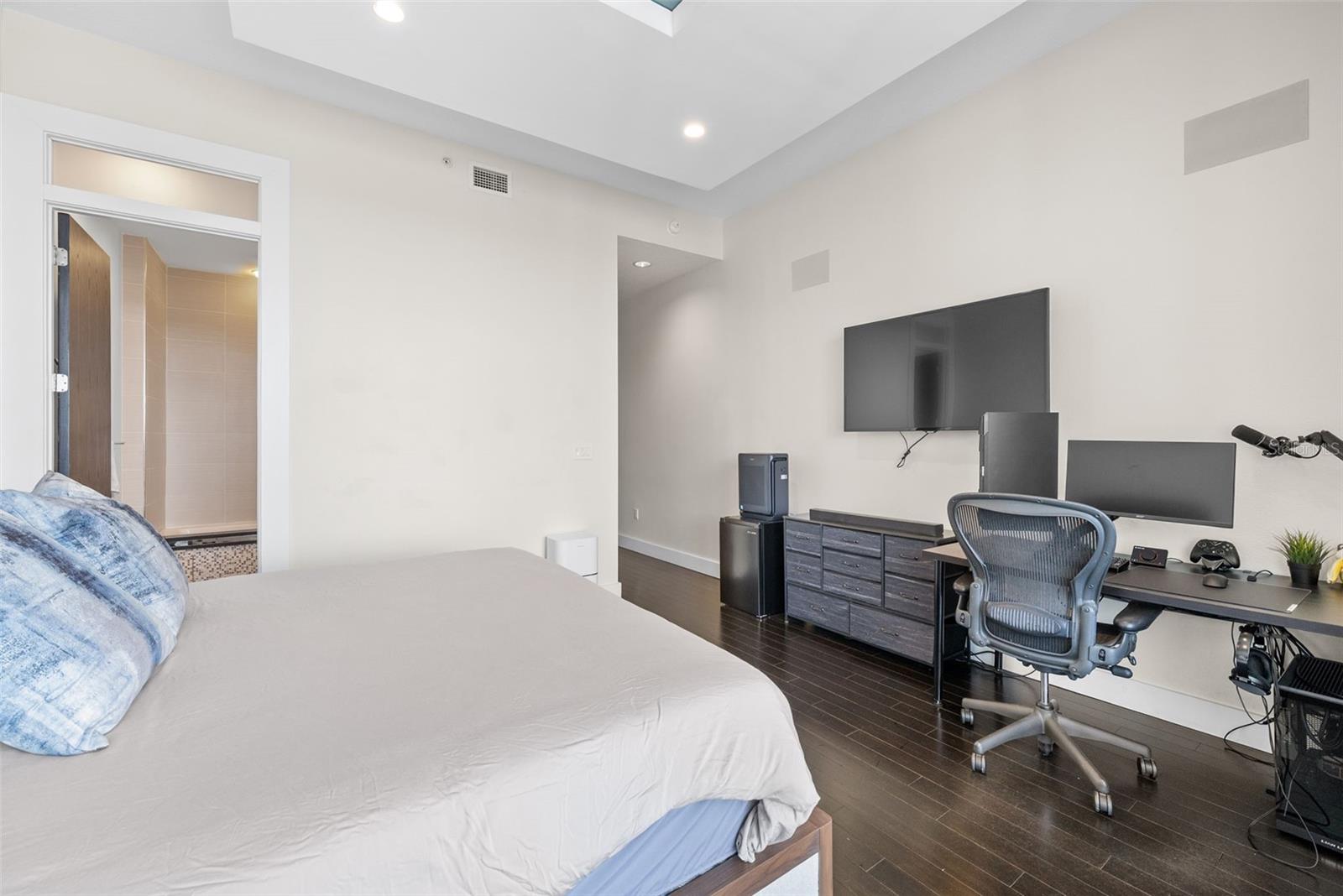 Listing photo id 63 for 449 12th Street 2801