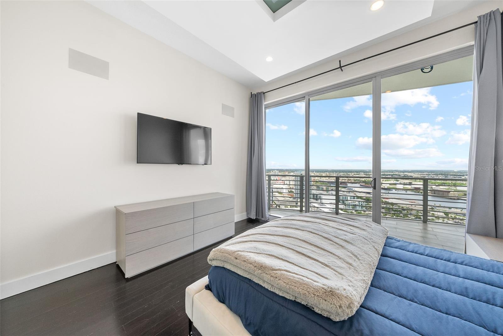 Listing photo id 68 for 449 12th Street 2801