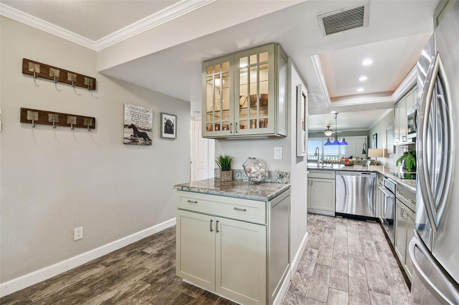 Image 8 of 81 For 7532 Bayshore Drive 402