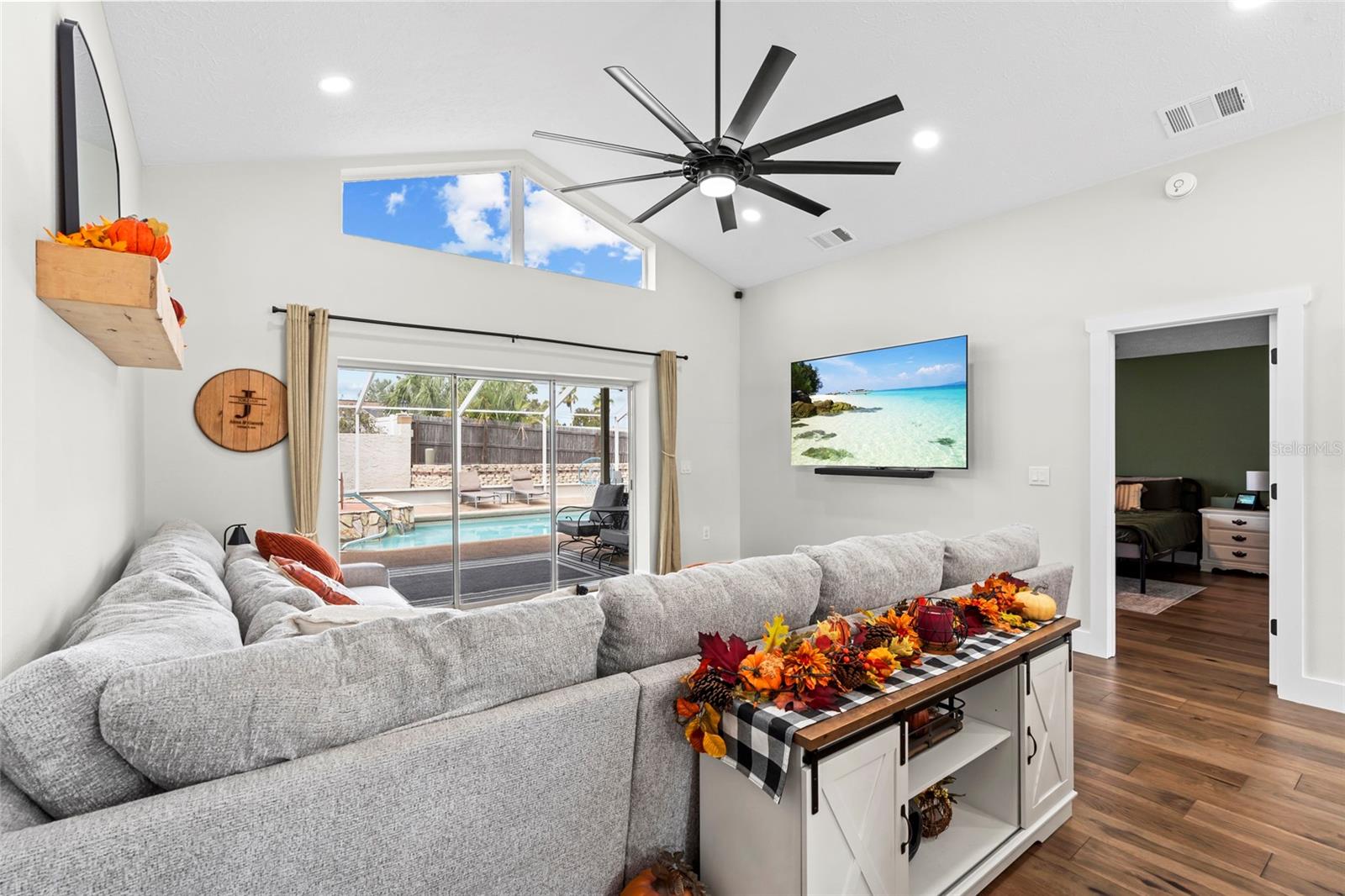 Image 12 of 41 For 18639 White Pine Circle