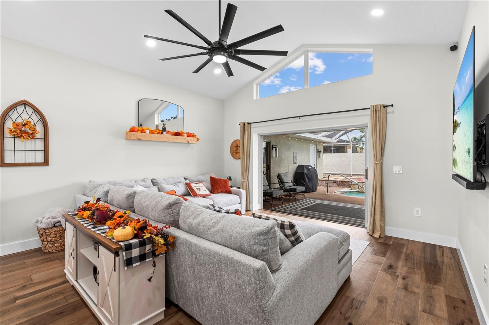 Image 13 of 41 For 18639 White Pine Circle