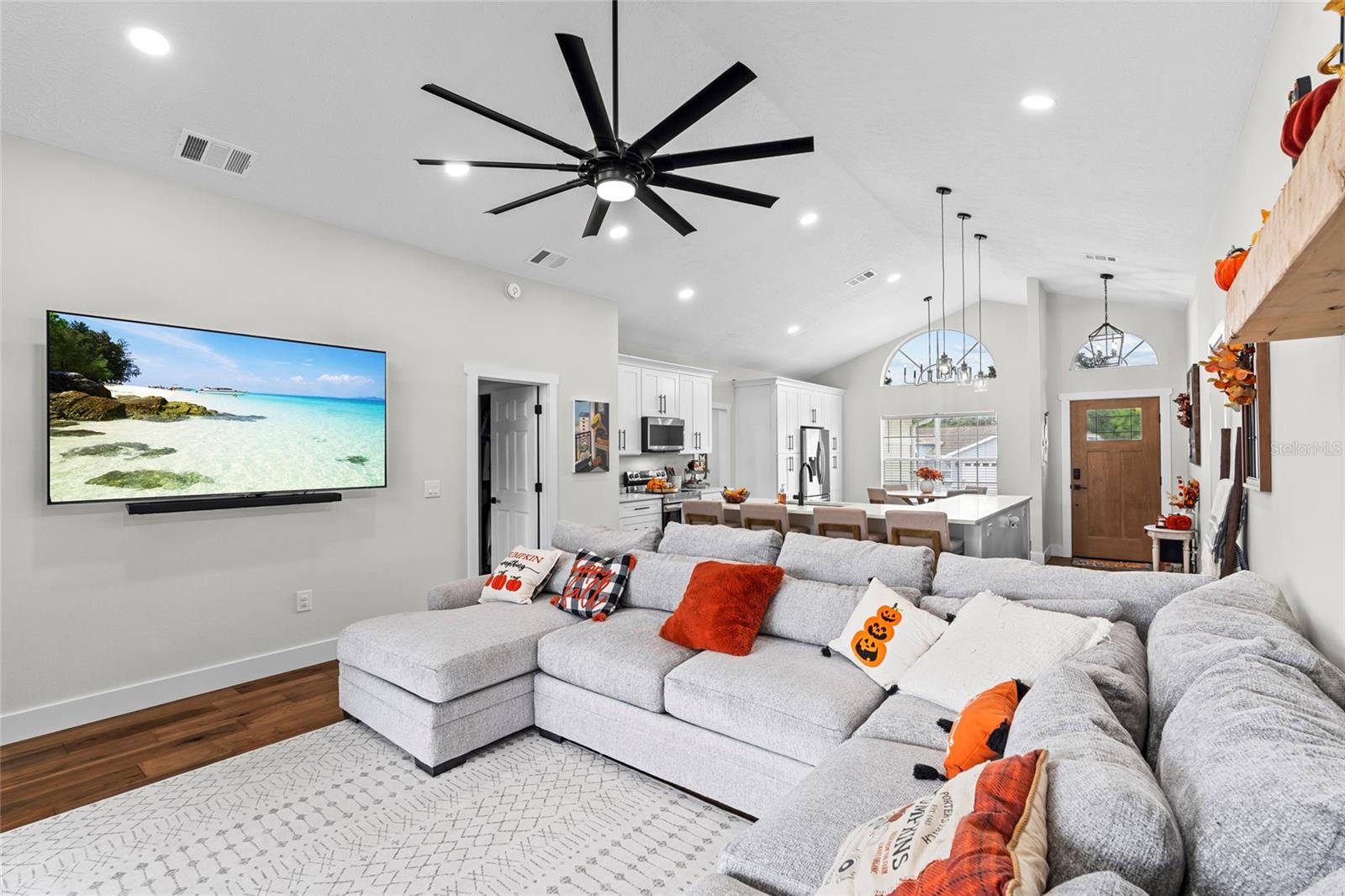 Image 14 of 41 For 18639 White Pine Circle