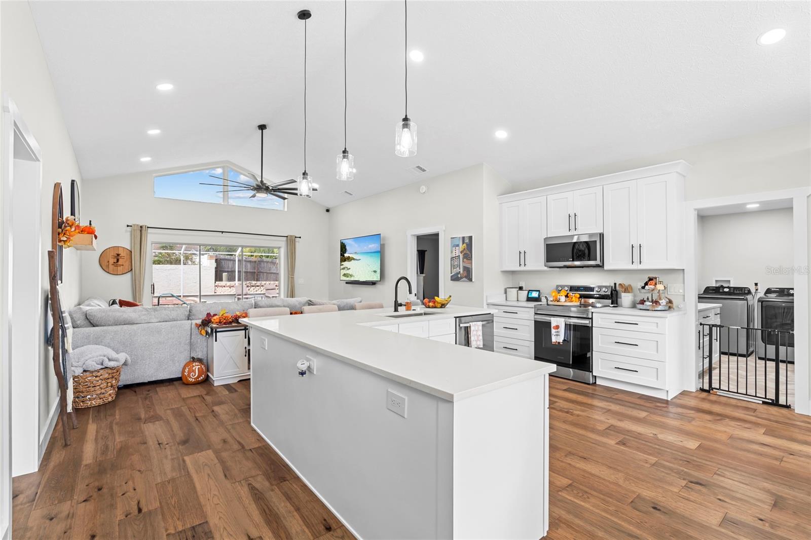 Image 3 of 41 For 18639 White Pine Circle