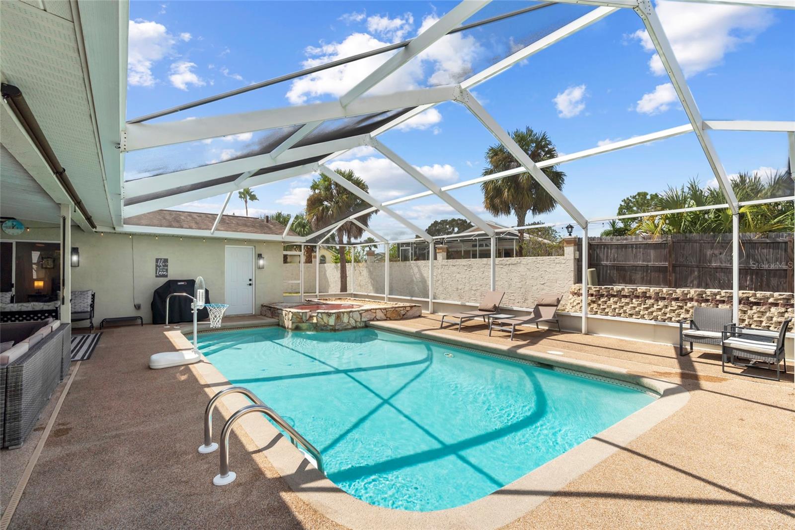 Image 31 of 41 For 18639 White Pine Circle
