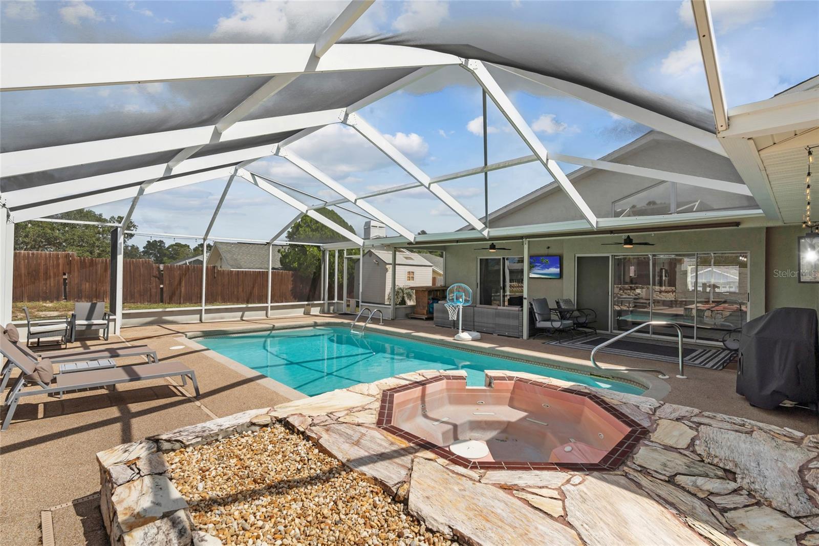 Image 33 of 41 For 18639 White Pine Circle