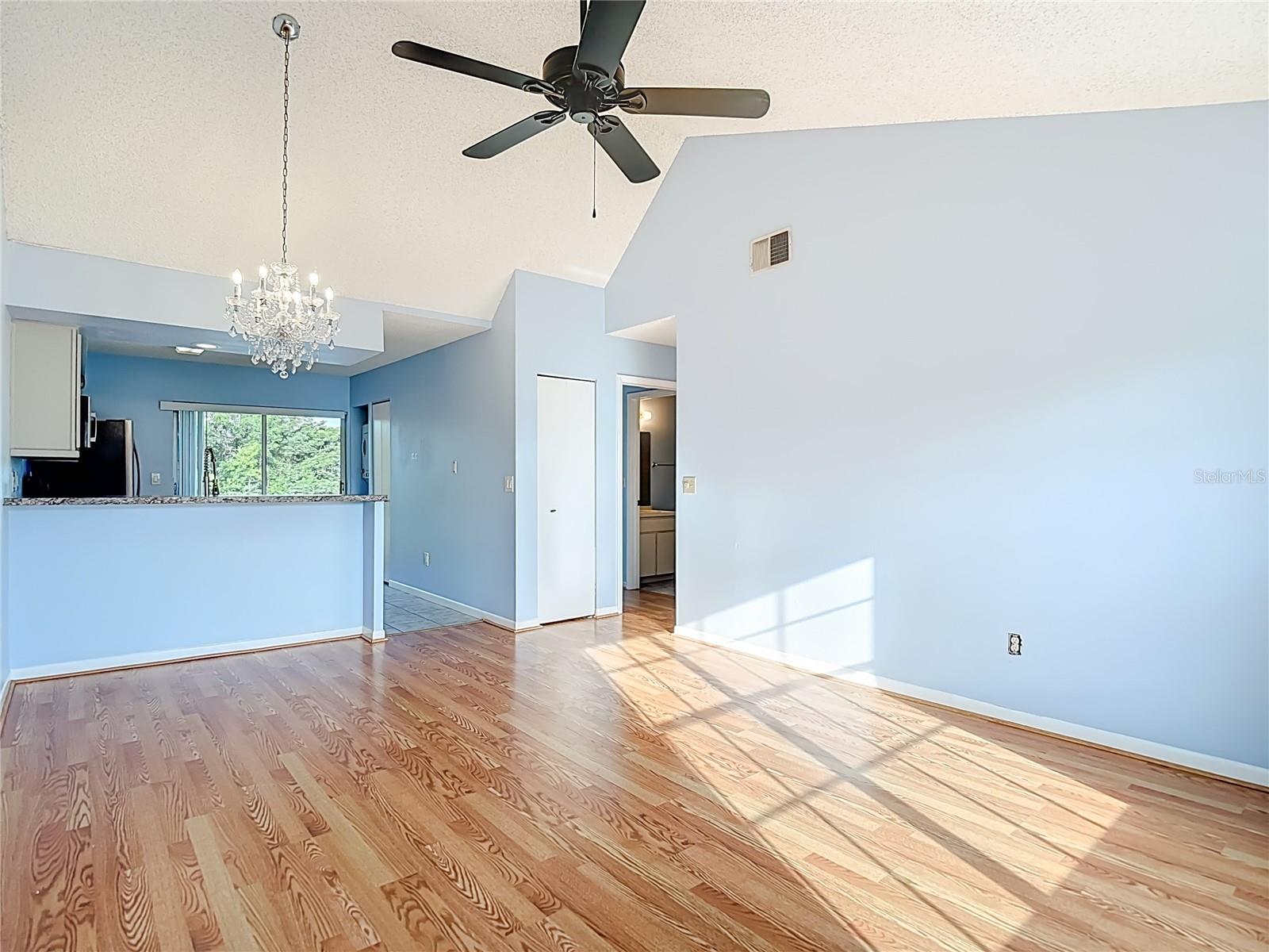 Image 4 of 39 For 4925 Myrtle Oak Drive 26