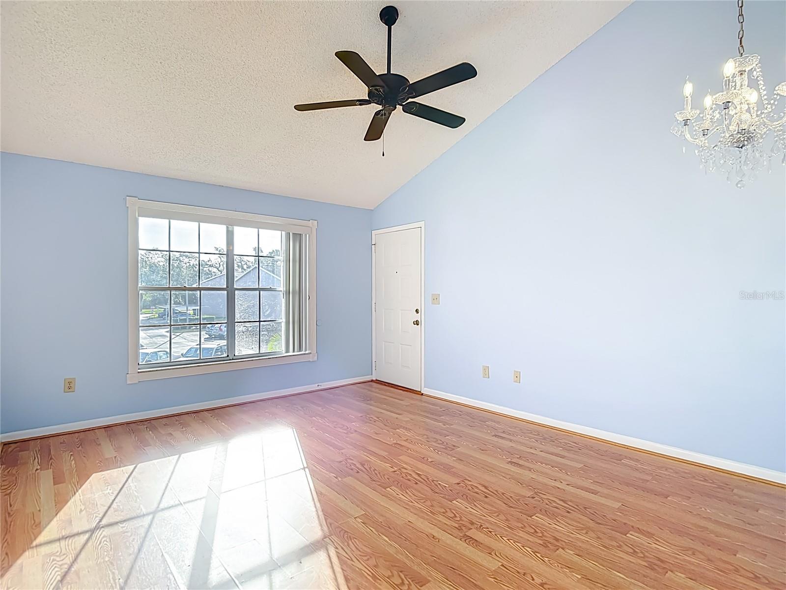 Image 6 of 39 For 4925 Myrtle Oak Drive 26