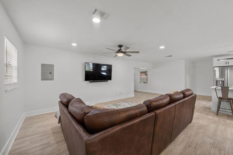 Image 10 of 35 For 8405 Stillbrook Avenue