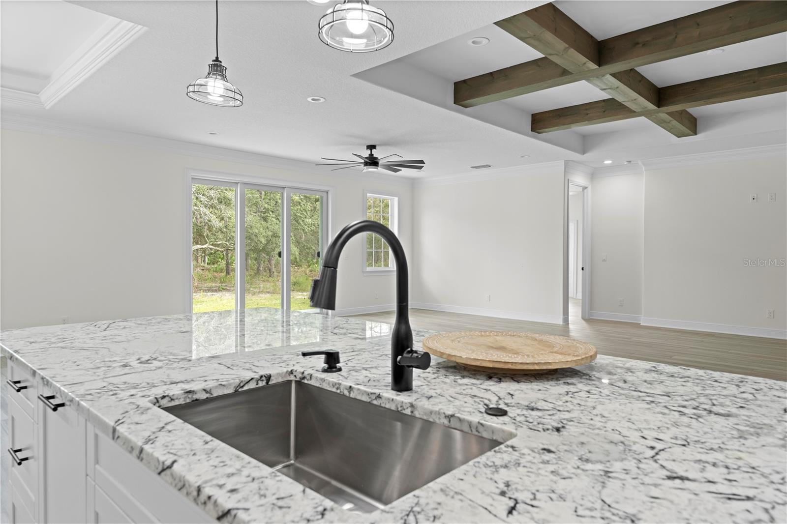 Listing photo id 5 for 18130 Parrot Road