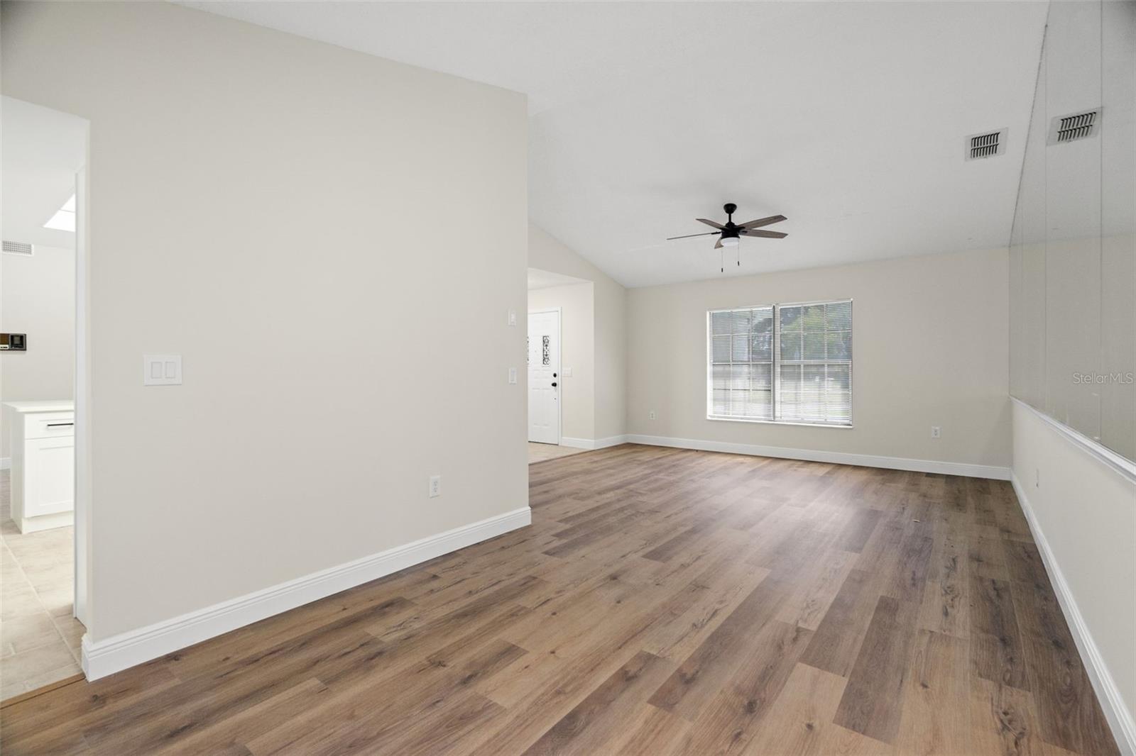 Listing photo id 12 for 7439 Vienna Lane