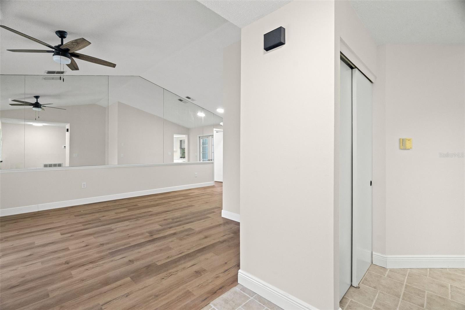 Listing photo id 13 for 7439 Vienna Lane