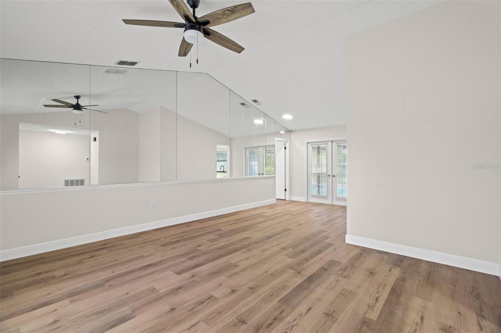 Listing photo id 14 for 7439 Vienna Lane