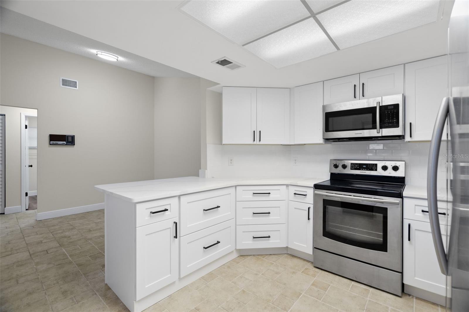 Listing photo id 15 for 7439 Vienna Lane