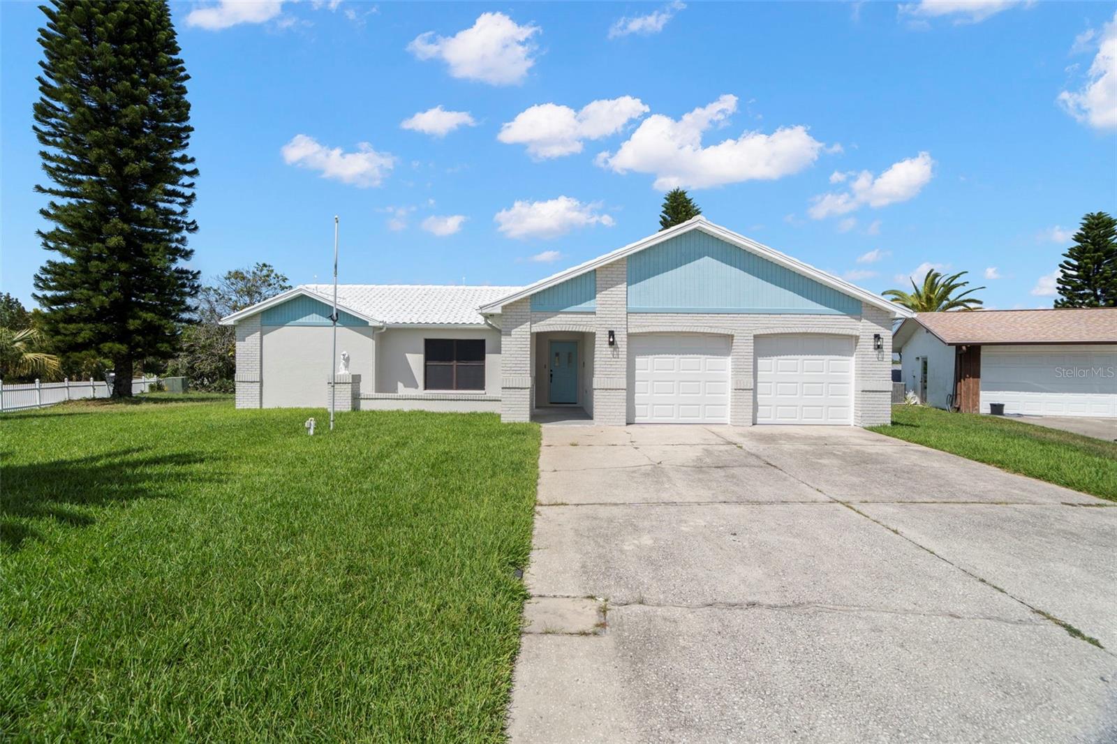 Listing photo id 0 for 7439 Vienna Lane