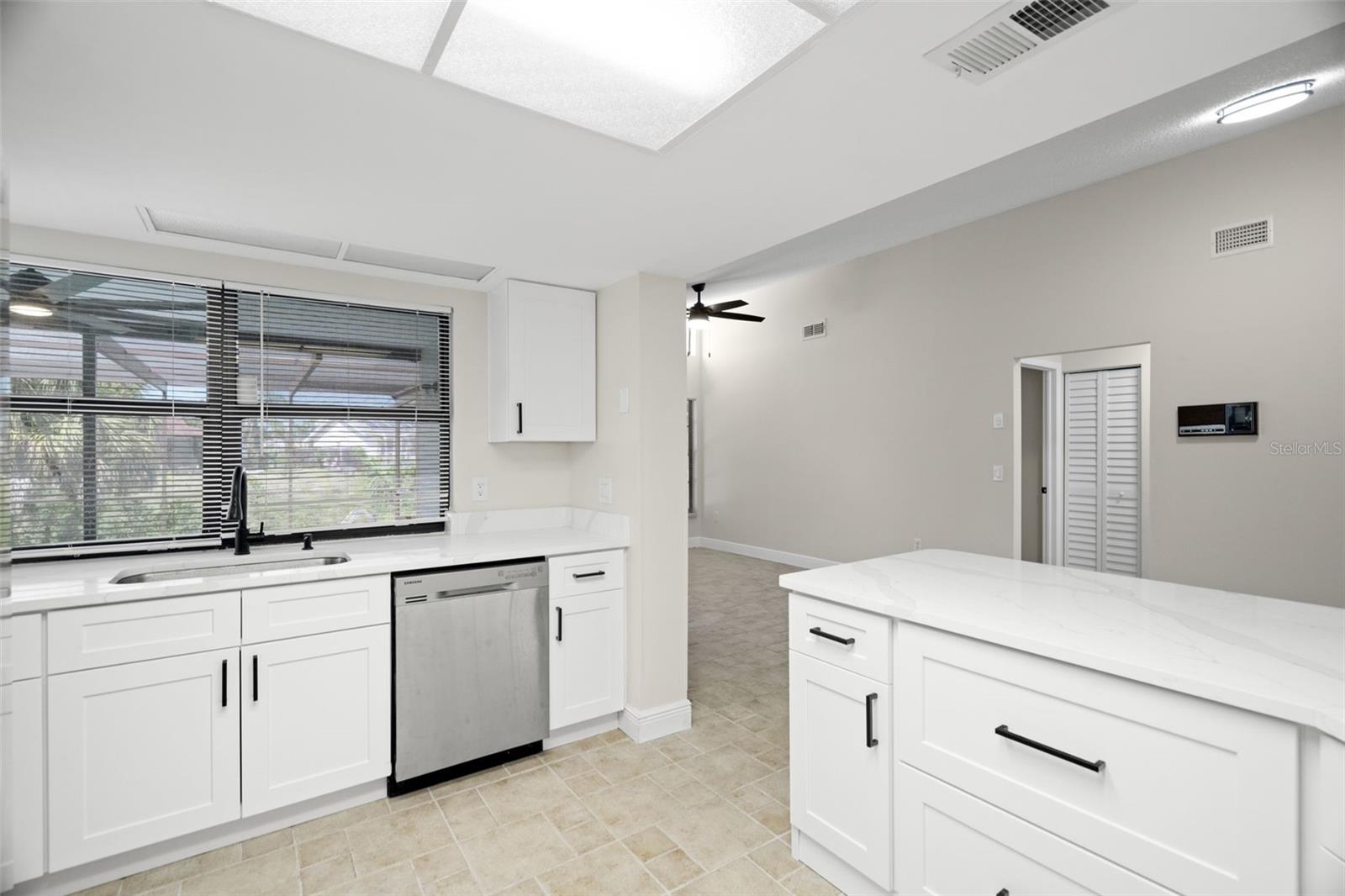 Listing photo id 18 for 7439 Vienna Lane