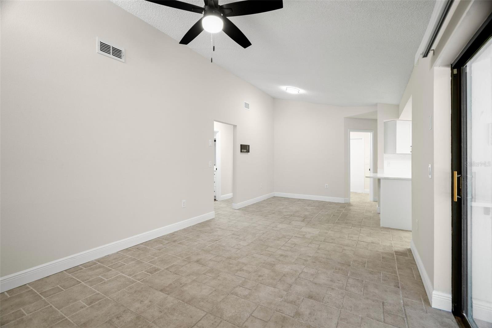 Listing photo id 21 for 7439 Vienna Lane