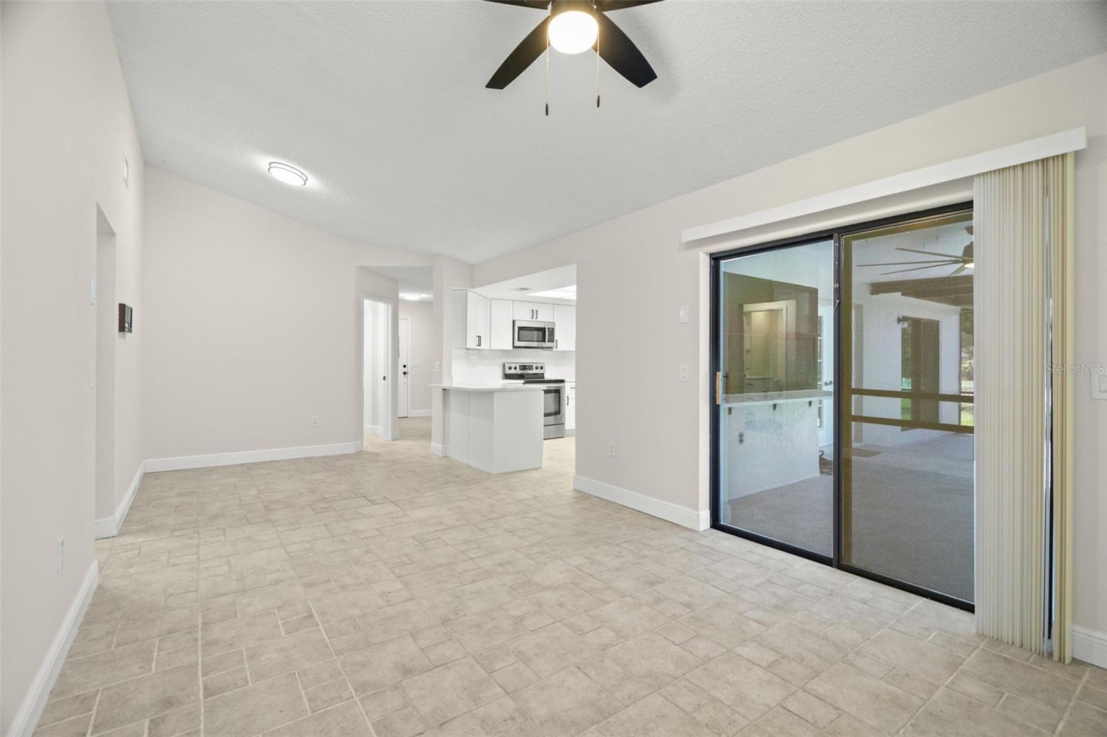 Listing photo id 22 for 7439 Vienna Lane