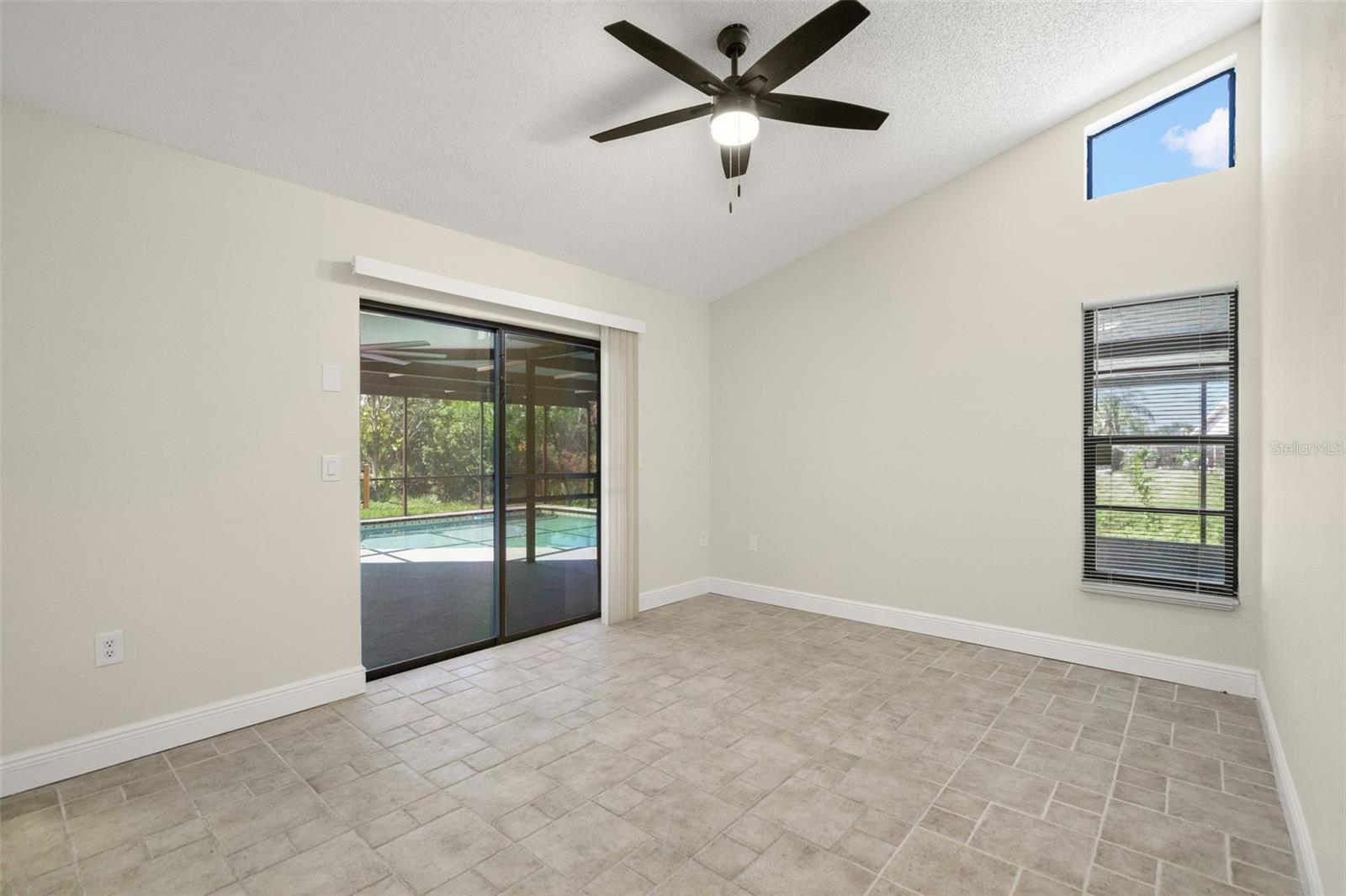Listing photo id 23 for 7439 Vienna Lane