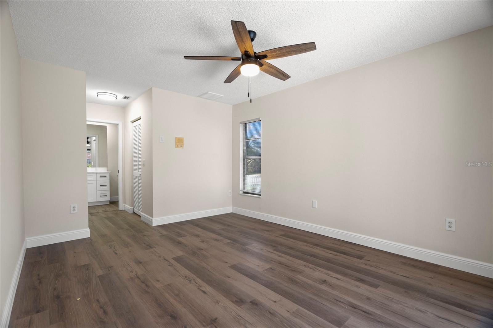 Listing photo id 24 for 7439 Vienna Lane