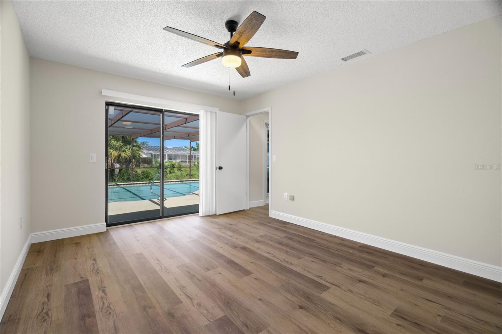 Listing photo id 25 for 7439 Vienna Lane
