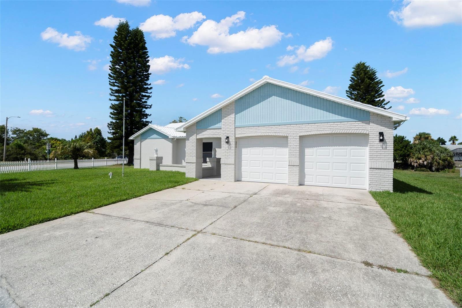 Listing photo id 1 for 7439 Vienna Lane