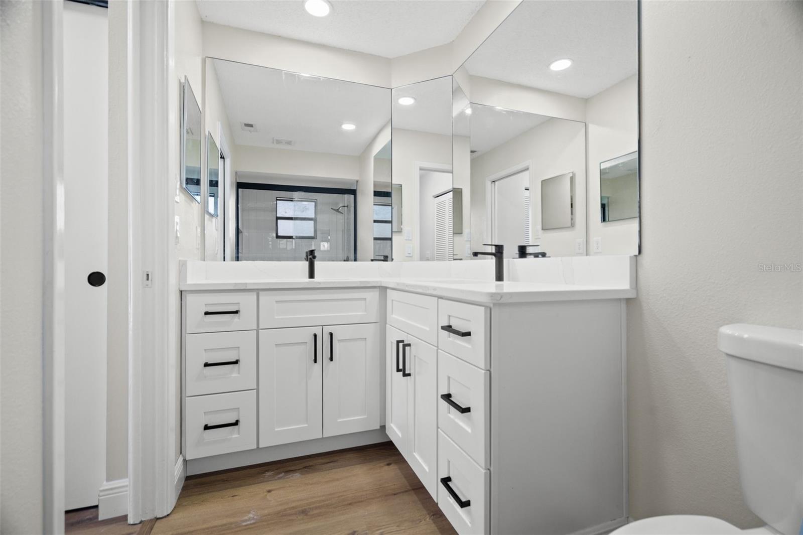 Listing photo id 28 for 7439 Vienna Lane