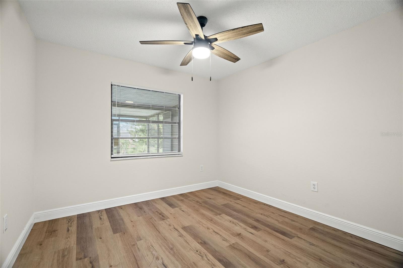 Listing photo id 29 for 7439 Vienna Lane