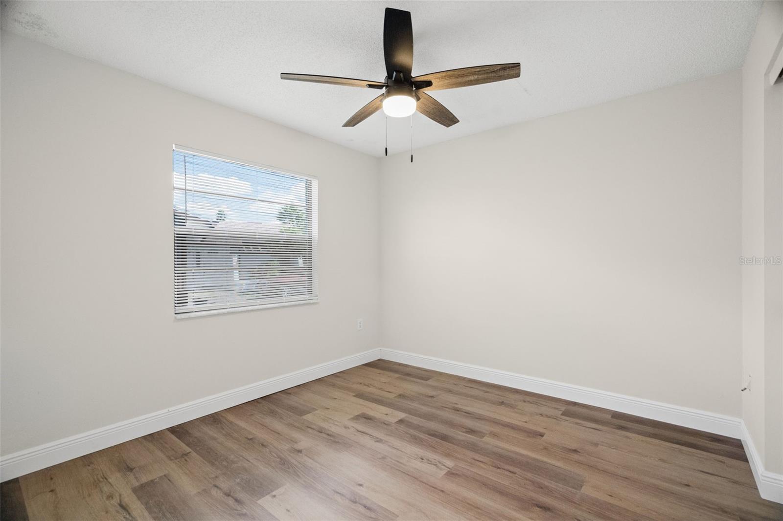 Listing photo id 33 for 7439 Vienna Lane