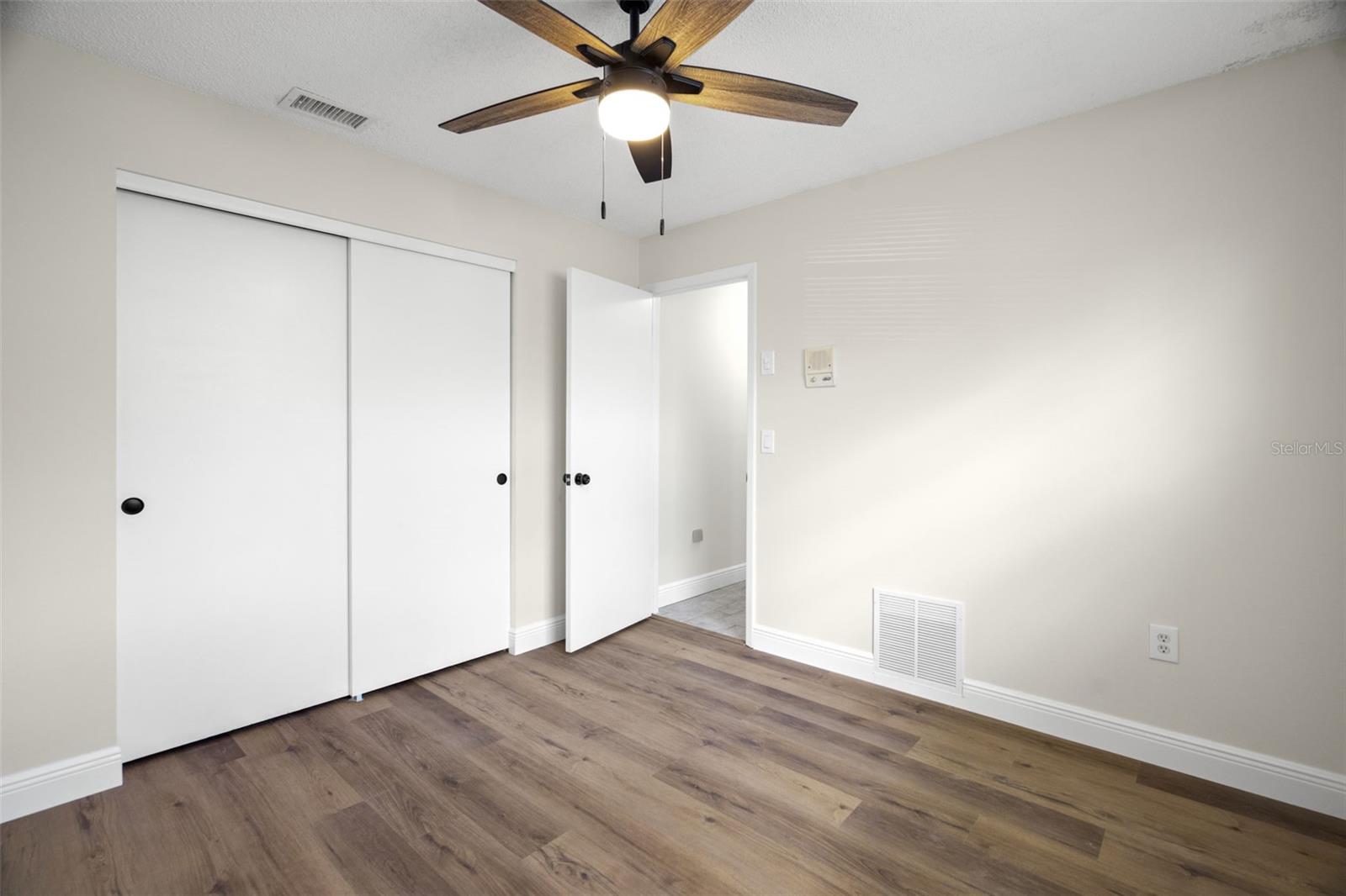 Listing photo id 34 for 7439 Vienna Lane