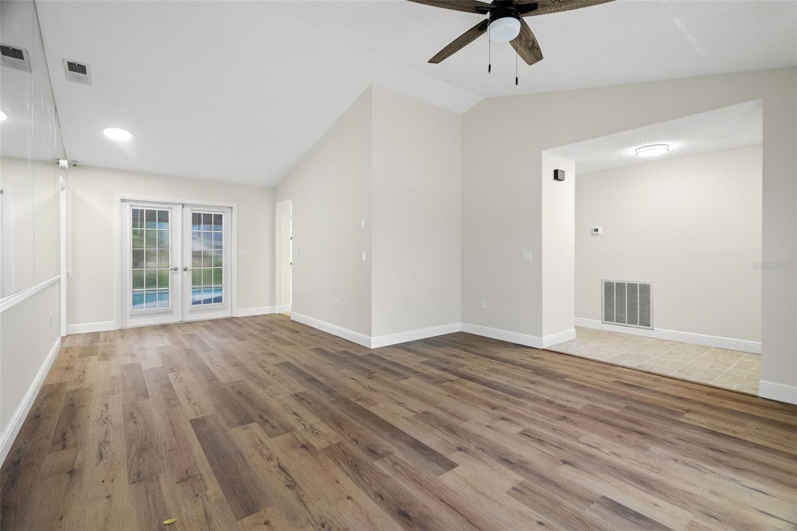Listing photo id 35 for 7439 Vienna Lane