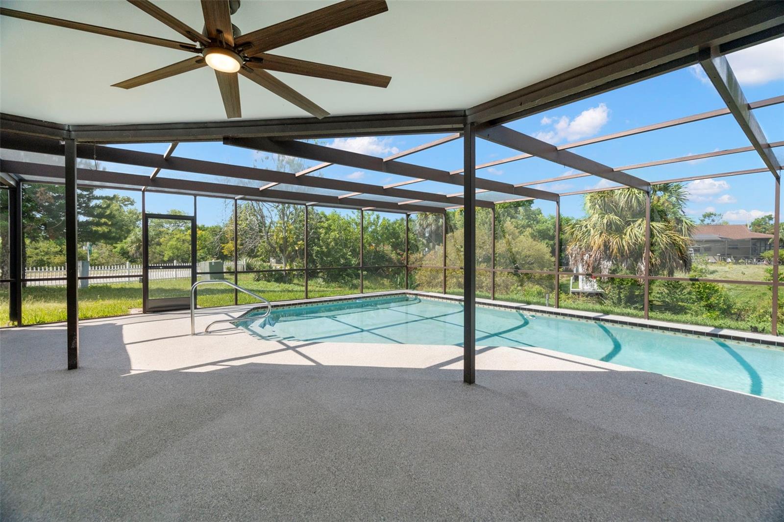 Listing photo id 38 for 7439 Vienna Lane