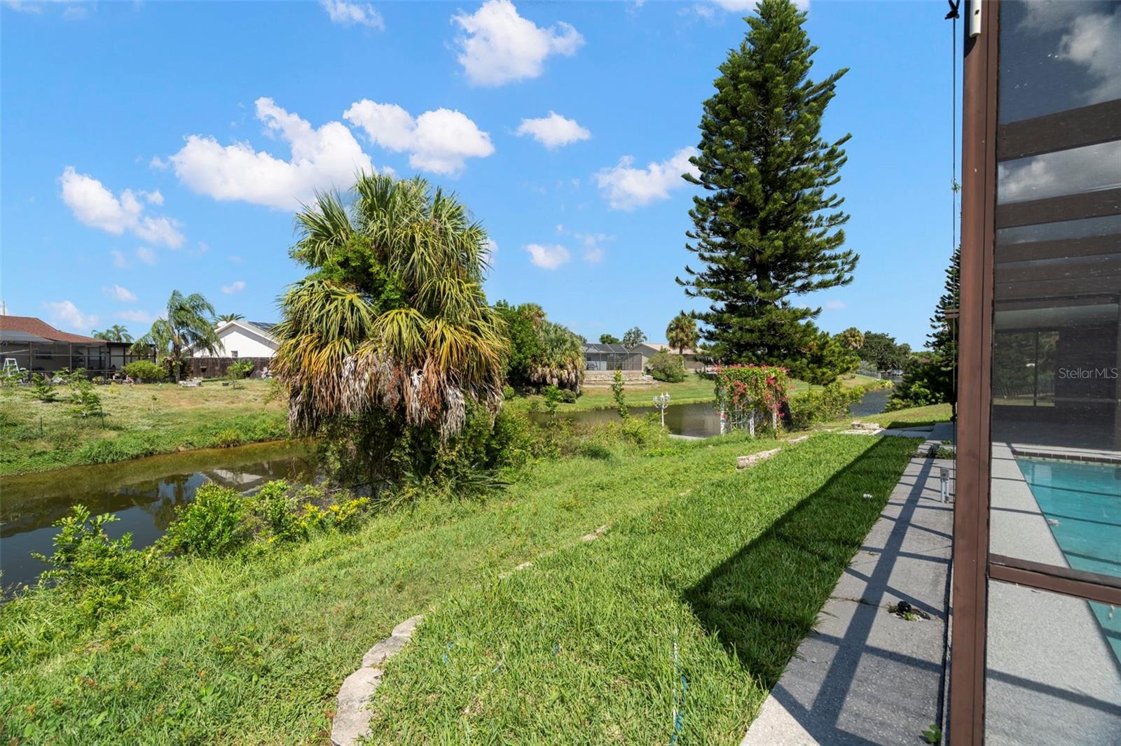Listing photo id 45 for 7439 Vienna Lane